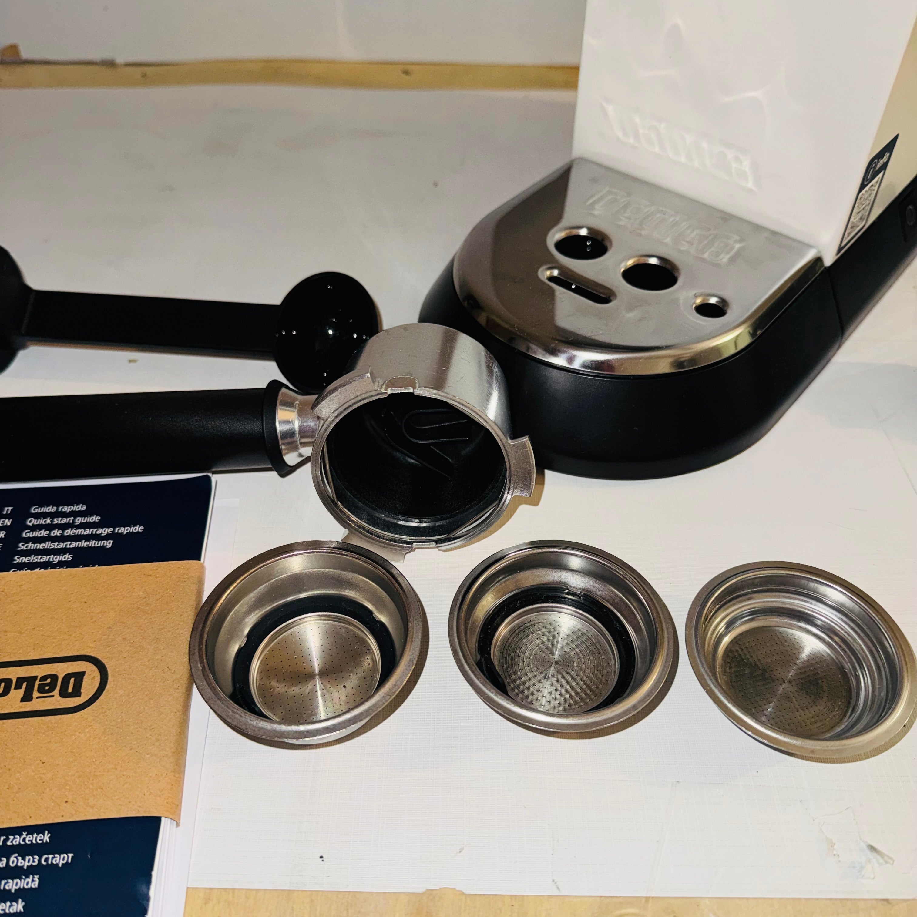 Cafetera espresso De'Longhi Dedica EC685.W