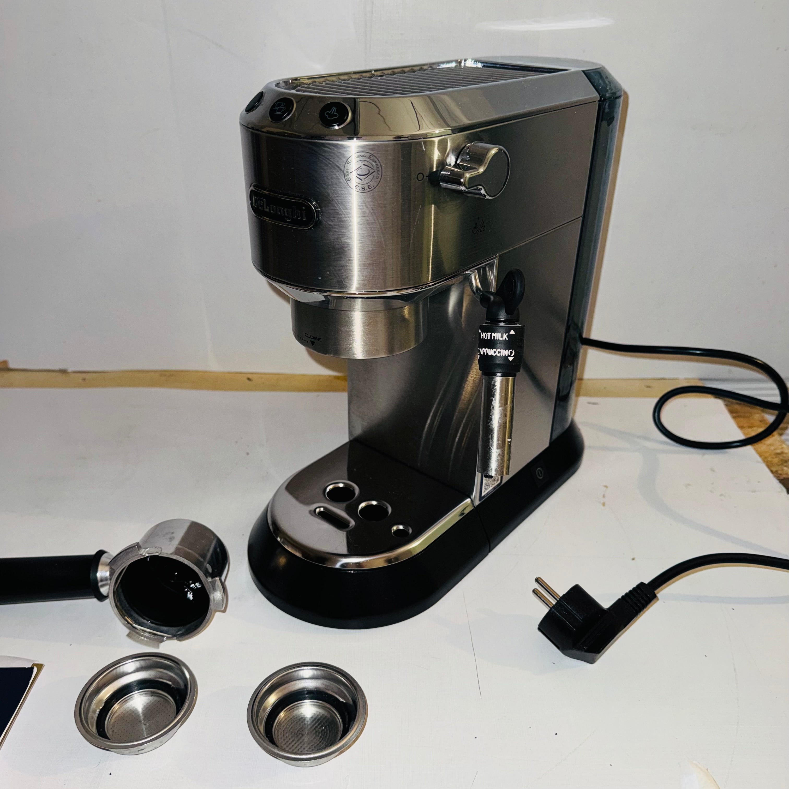 Cafetera espresso De'Longhi Dedica EC685.M