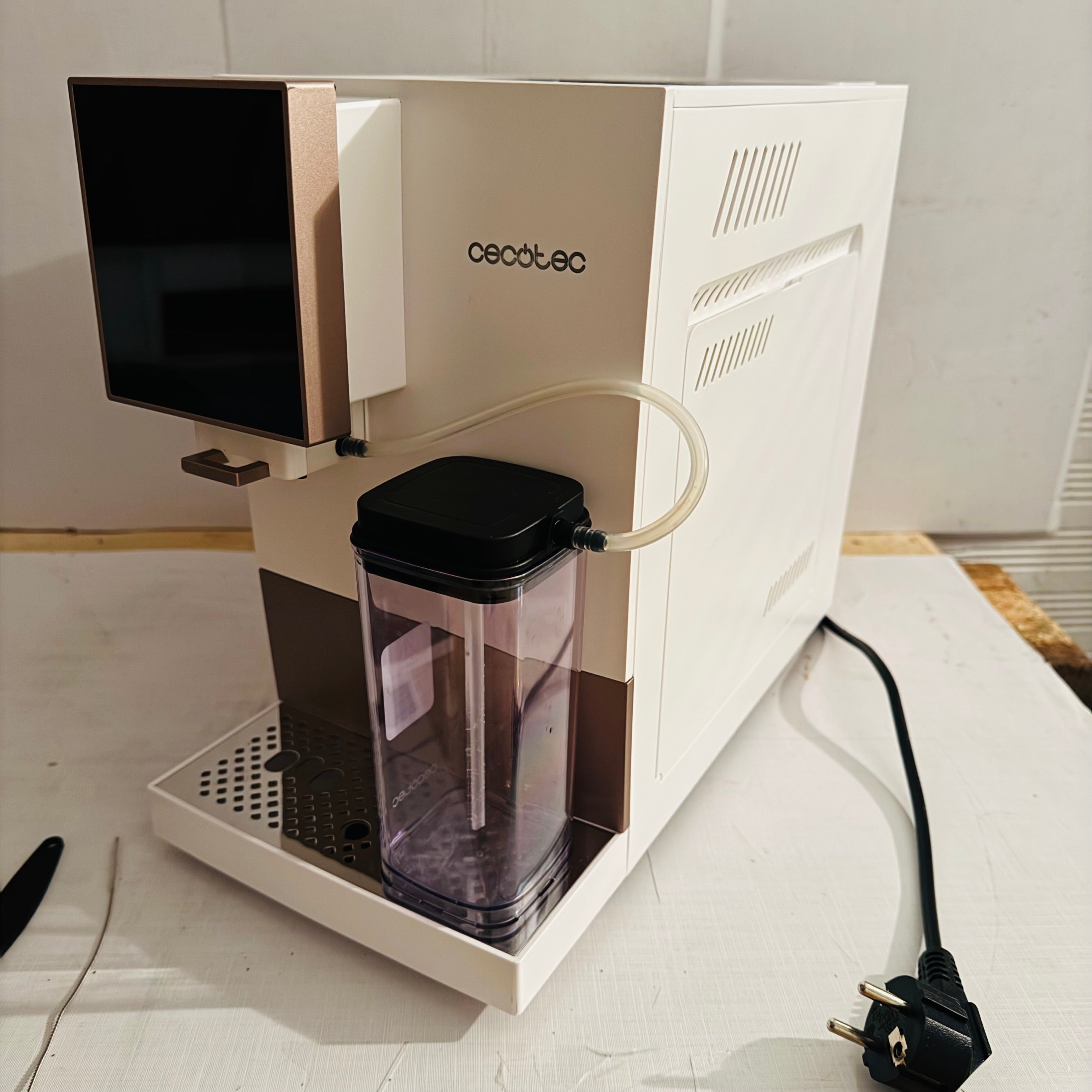 Cafetera superautomática Cecotec Cremmaet Compactccino Connected