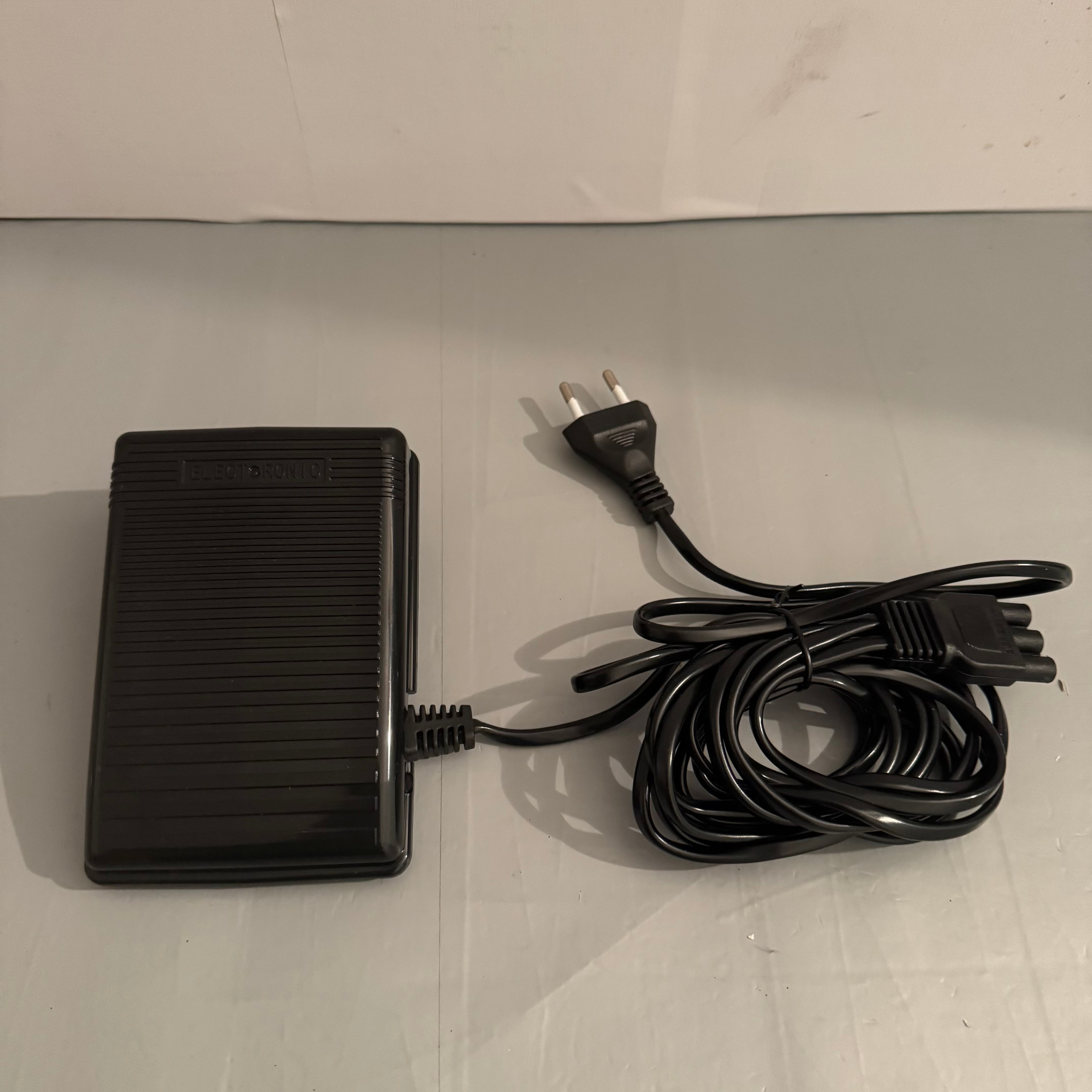 Pedal de control para máquina de coser con cable de alimentación