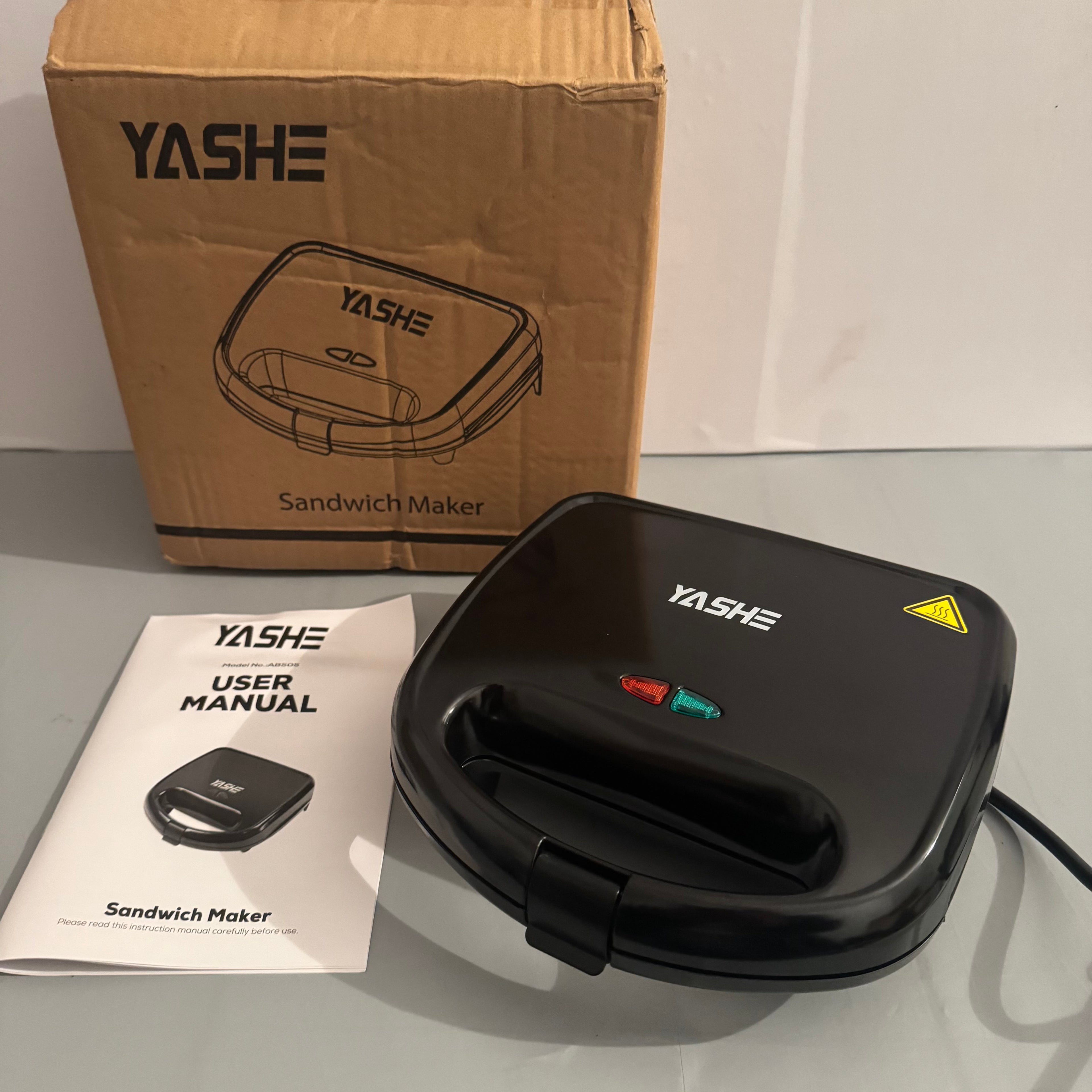 Sandwichera YASHE 750 W placas antiadherentes