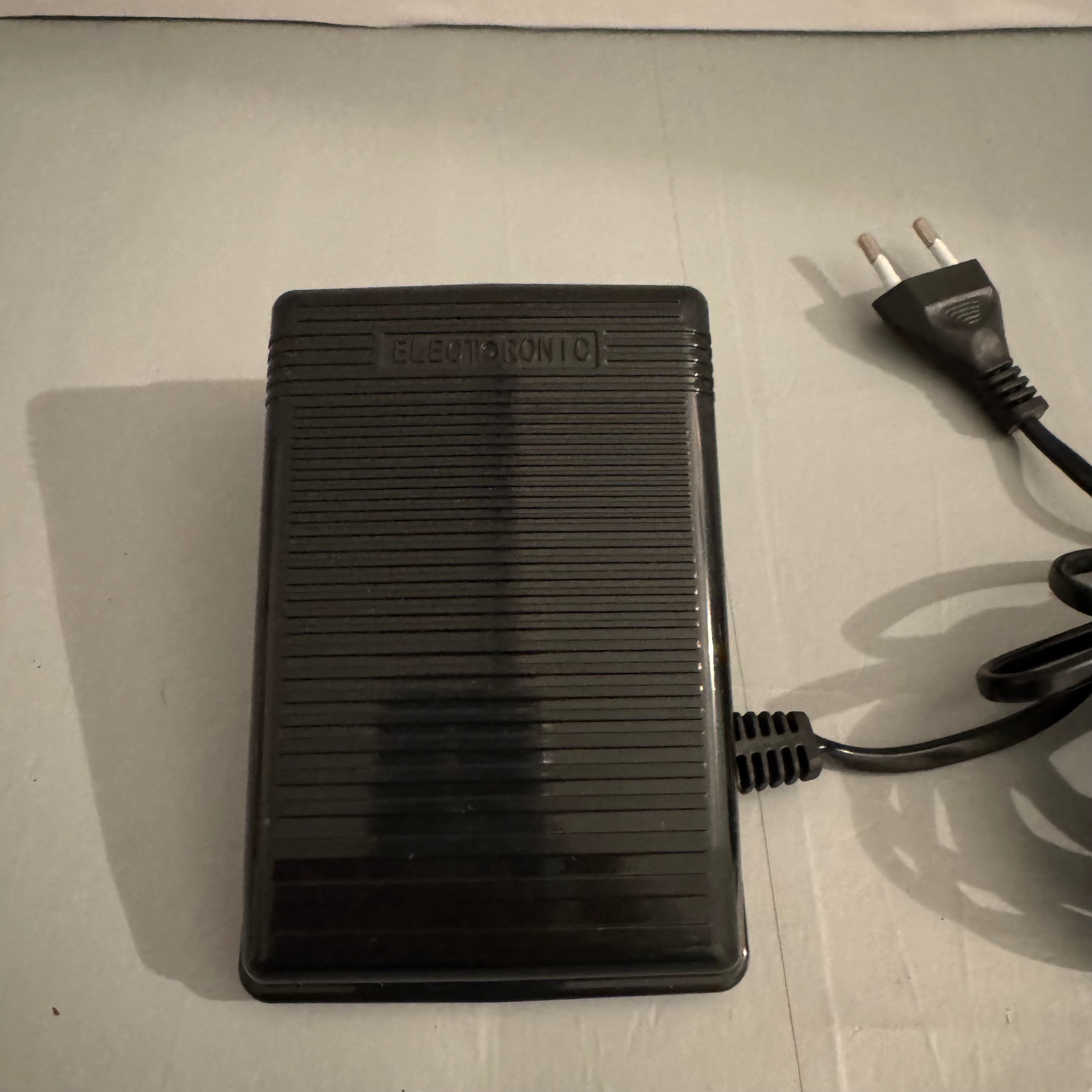 Pedal de control para máquina de coser con cable de alimentación
