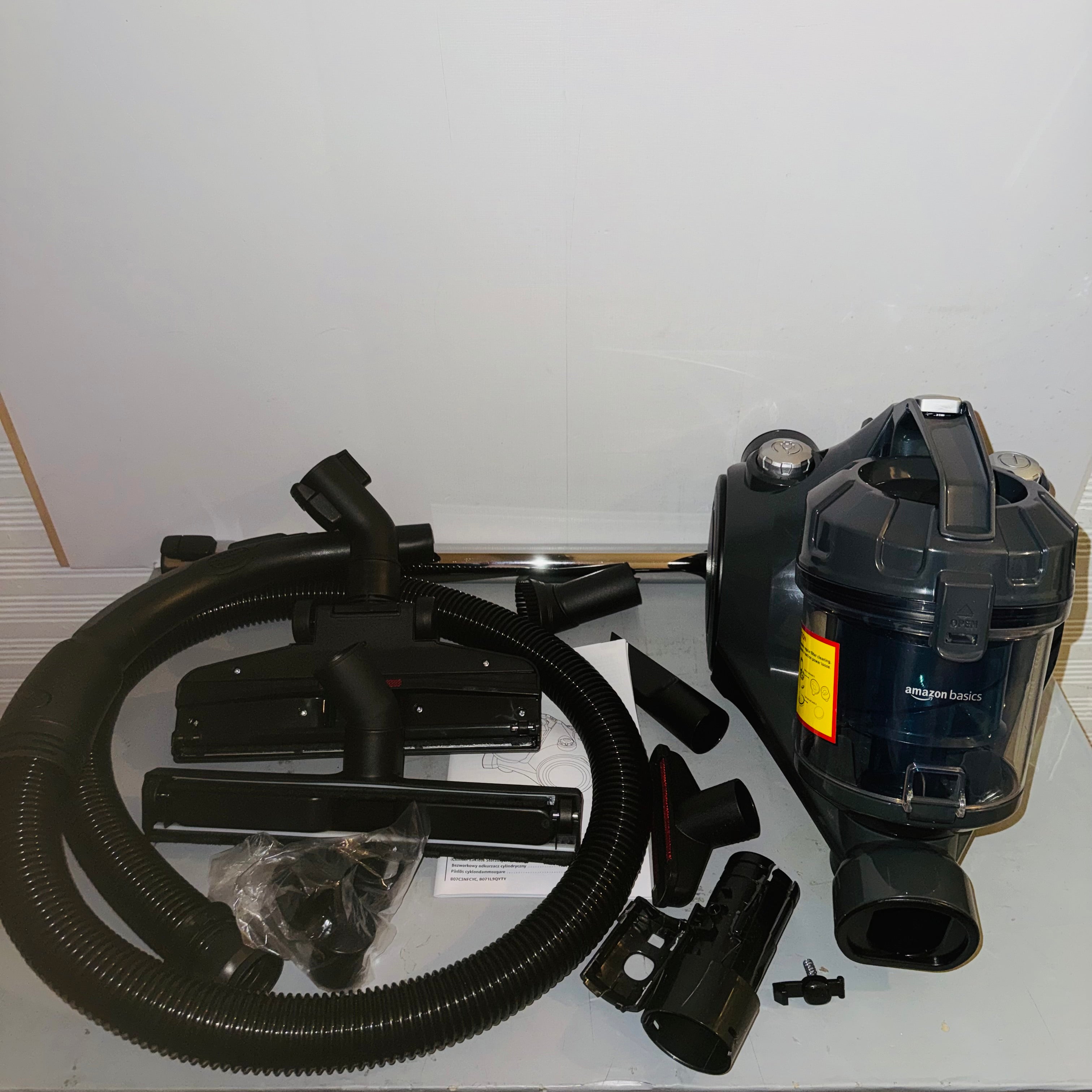 Aspirador Amazon Basics sin bolsa 700 W