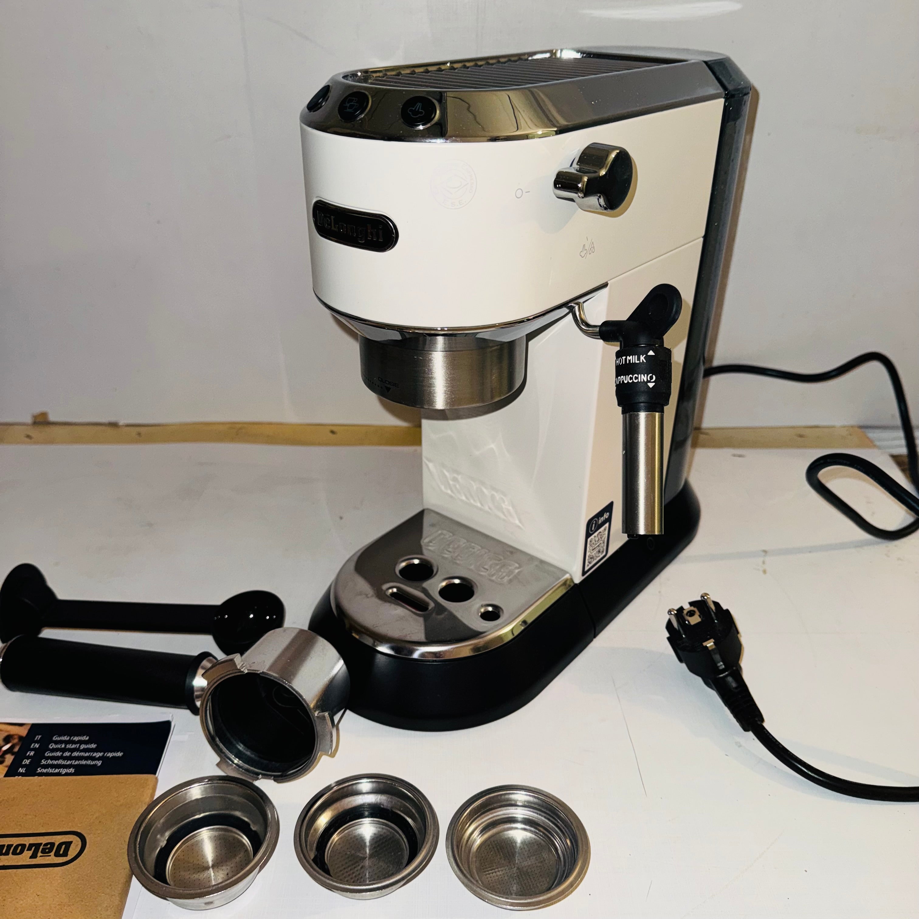 Cafetera espresso De'Longhi Dedica EC685.W