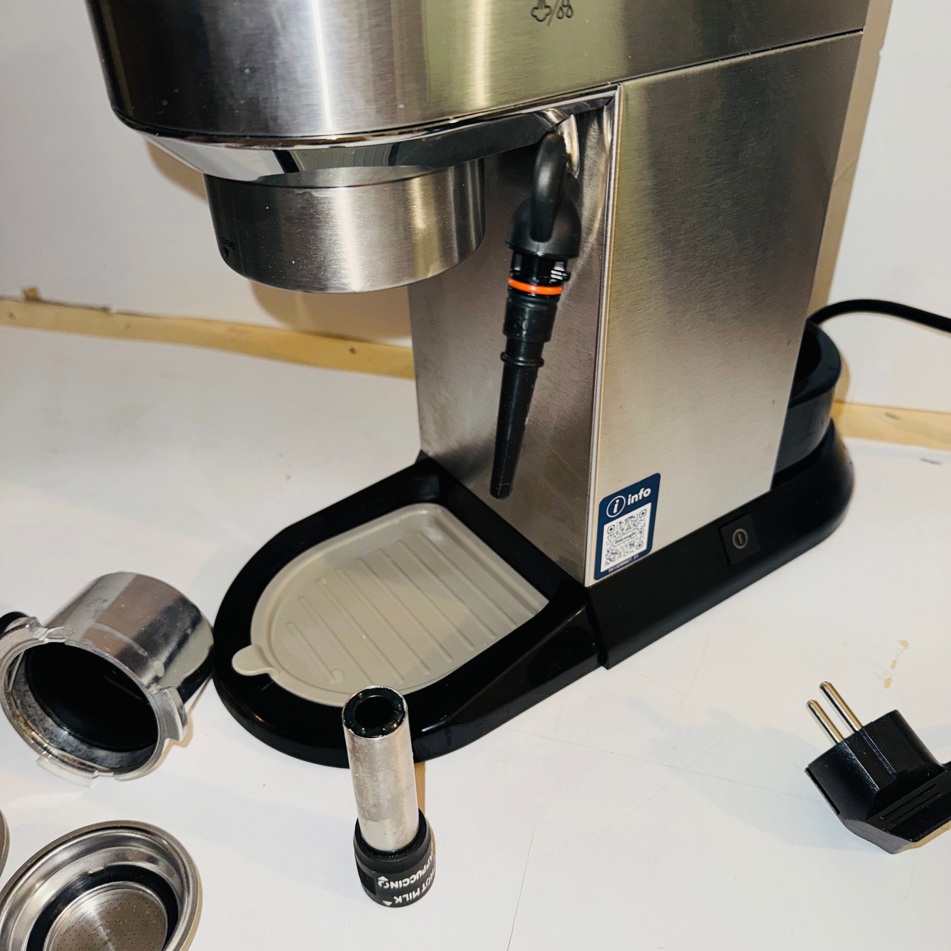 Cafetera espresso De'Longhi Dedica EC685.M