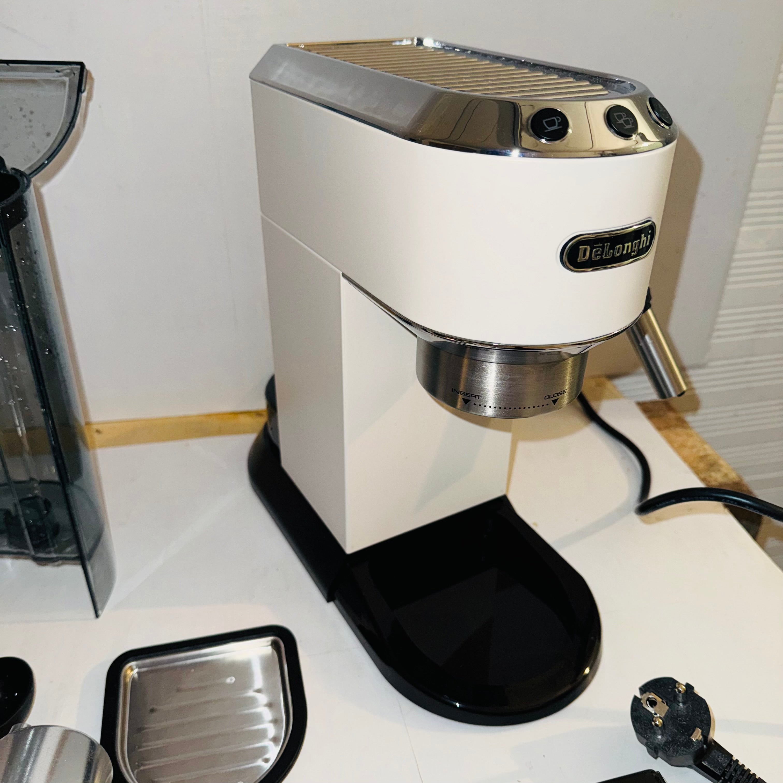 Cafetera espresso De'Longhi Dedica EC685.W