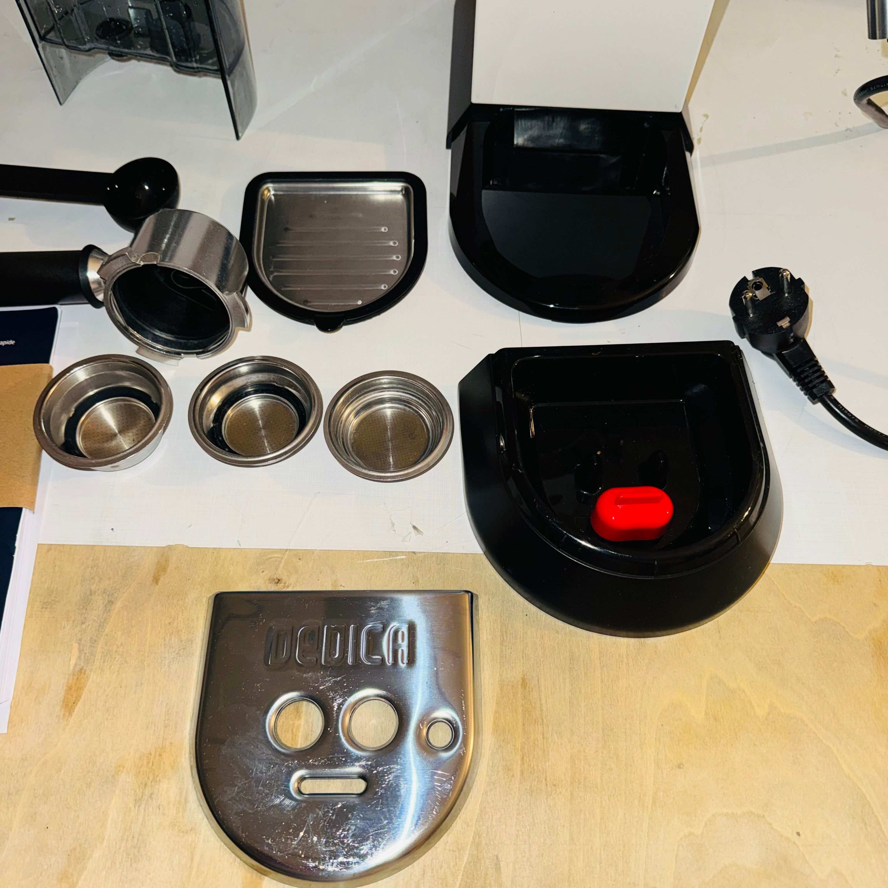 Cafetera espresso De'Longhi Dedica EC685.W