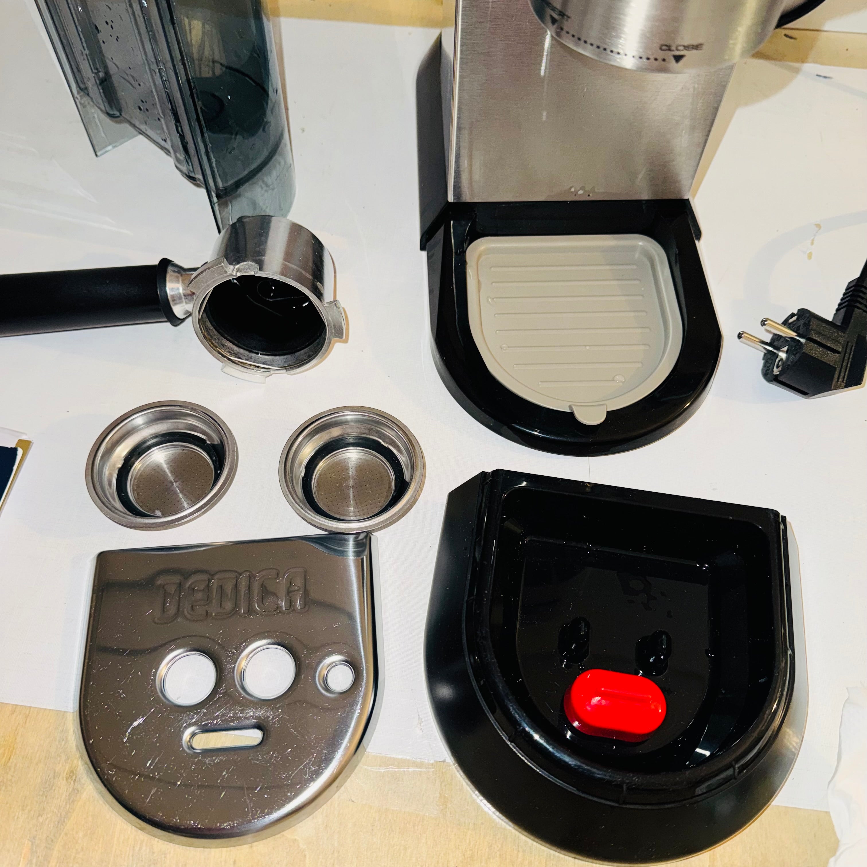 Cafetera espresso De'Longhi Dedica EC685.M